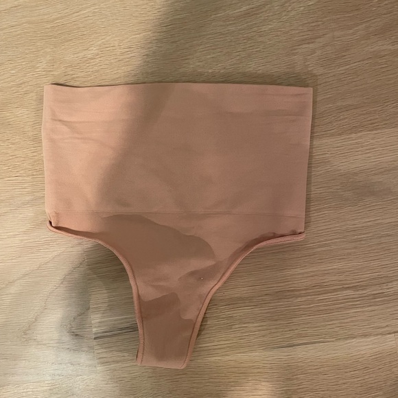 Skims shapewear thinh *NEVER WORN* - Picture 2 of 2